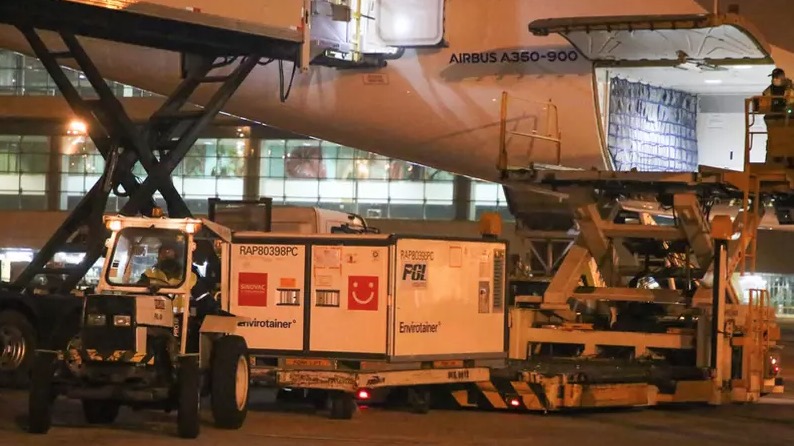 Butantan recebe insumo para mais 4 milhões de doses da CoronaVac