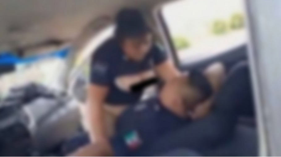 Policiais são flagrados fazendo sexo dentro de viatura