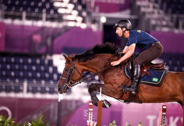 Brasileiro faz 8 pontos no salto individual mas fica sem medalha no hipismo