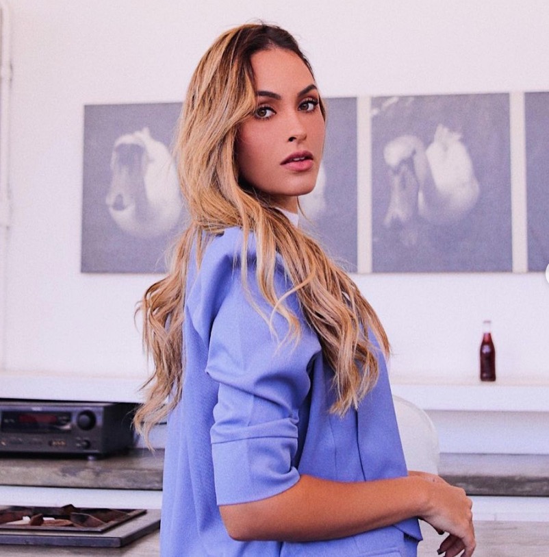 Ex-bbb Sarah toma vacina contra covid-19 após polêmica