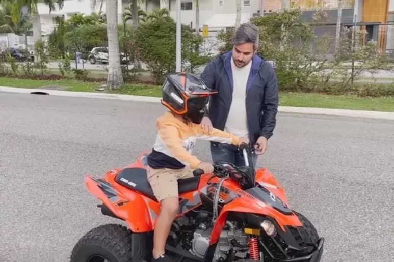 Simone e Kaká Diniz dão quadriciclo de R$ 18 mil para filho de 7 anos