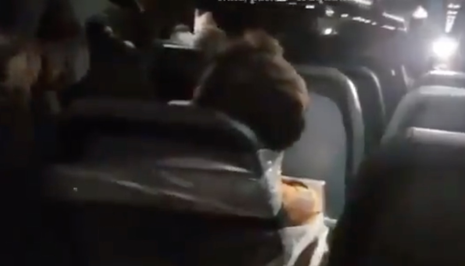 Depois de assediar comissárias, homem é preso com fita adesiva em voo