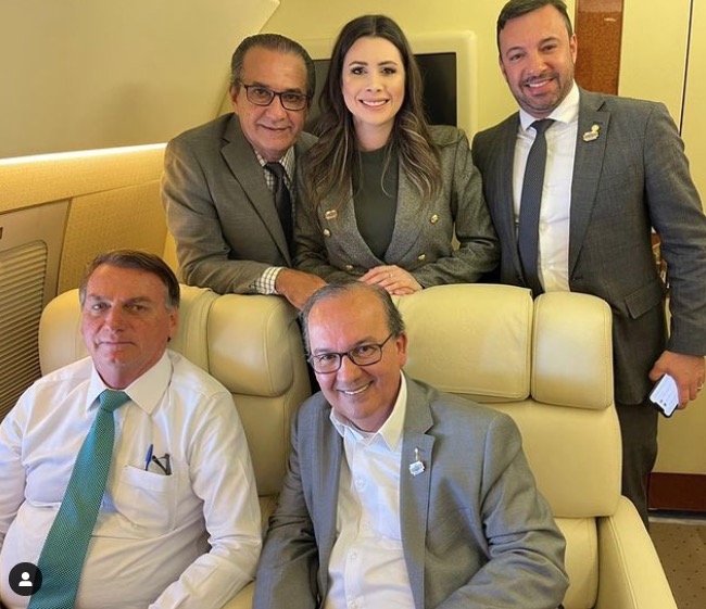 Bolsonaro posa com Silas Malafaia e parlamentares em viagem a Joinville 