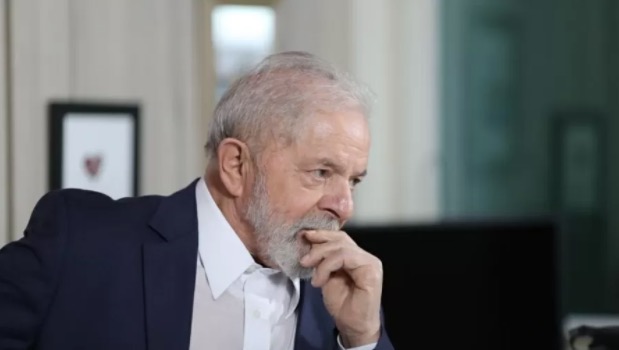 Lula alfineta Bolsonaro e diz que desfile de tanque é 'coisa patética'