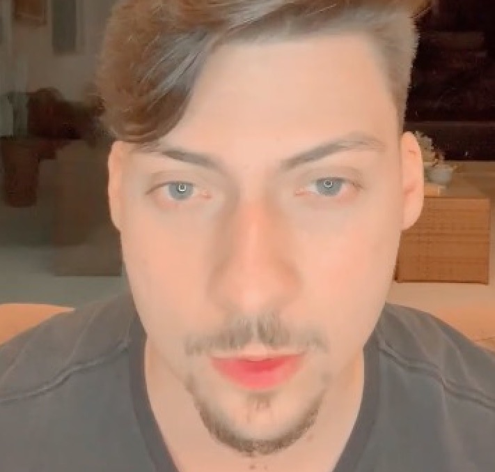 Renan Bolsonaro diz que namoraria petista e leva puxão de orelha de Flávio