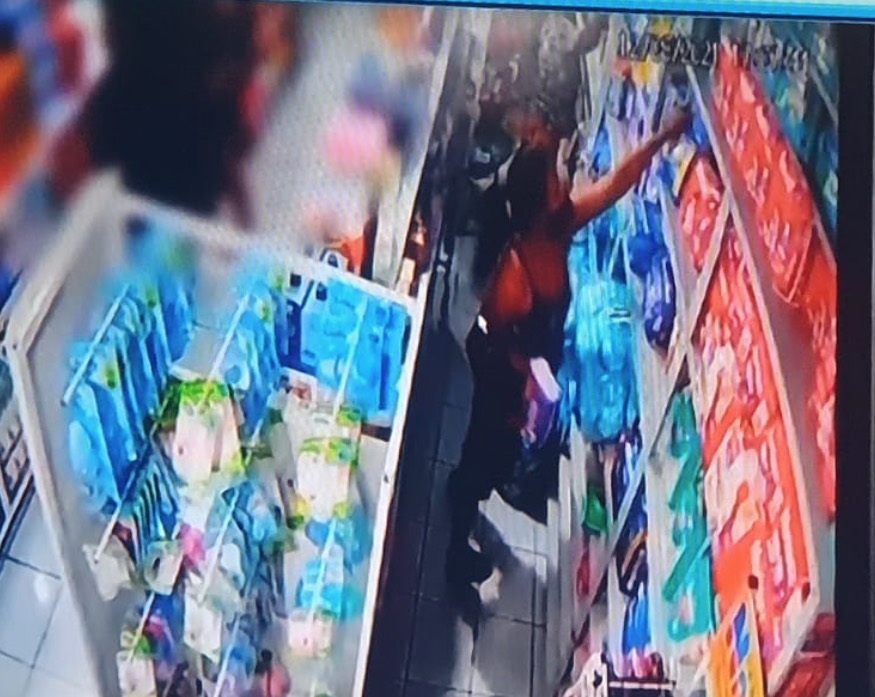 Mulheres são flagradas furtando produtos de farmácia em Manaus 