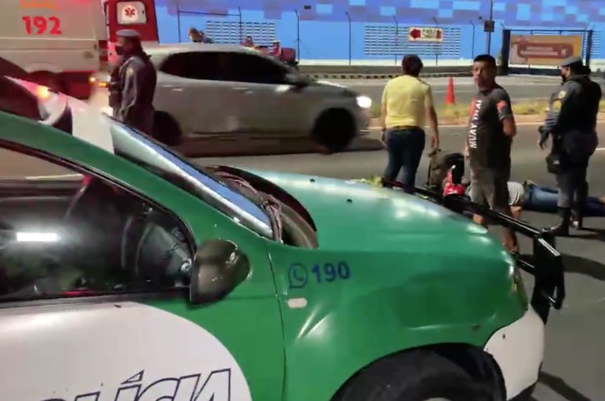 Homem é atropelado por motociclista ao tentar atravessar avenida de Manaus