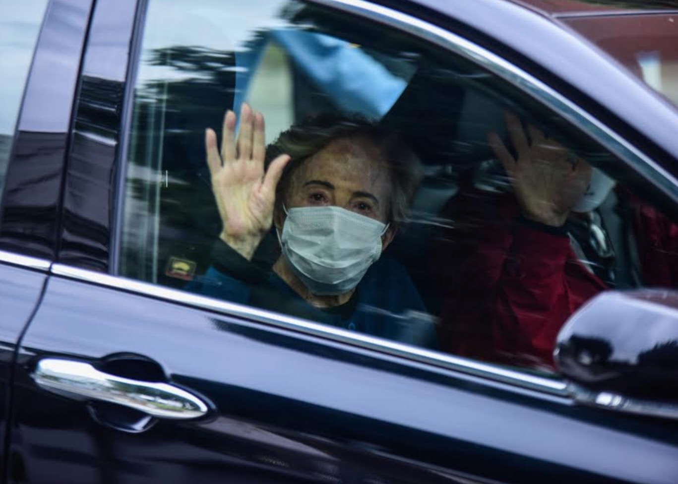 Glória Menezes recebe alta após internação por covid-19