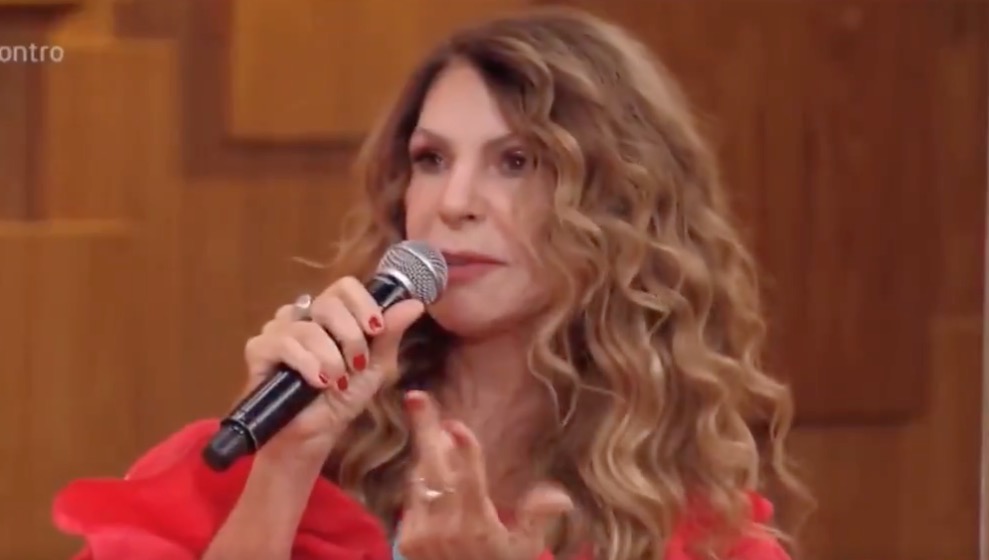 Aos risos, Elba Ramalho diz que passou covid-19 para fã