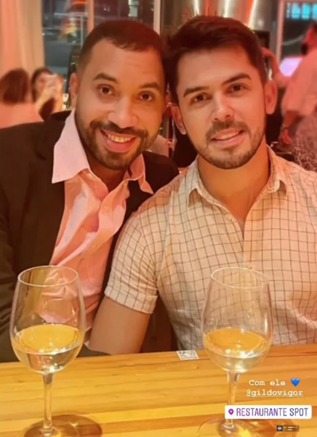 Gil do Vigor posa com novo affair em jantar romântico