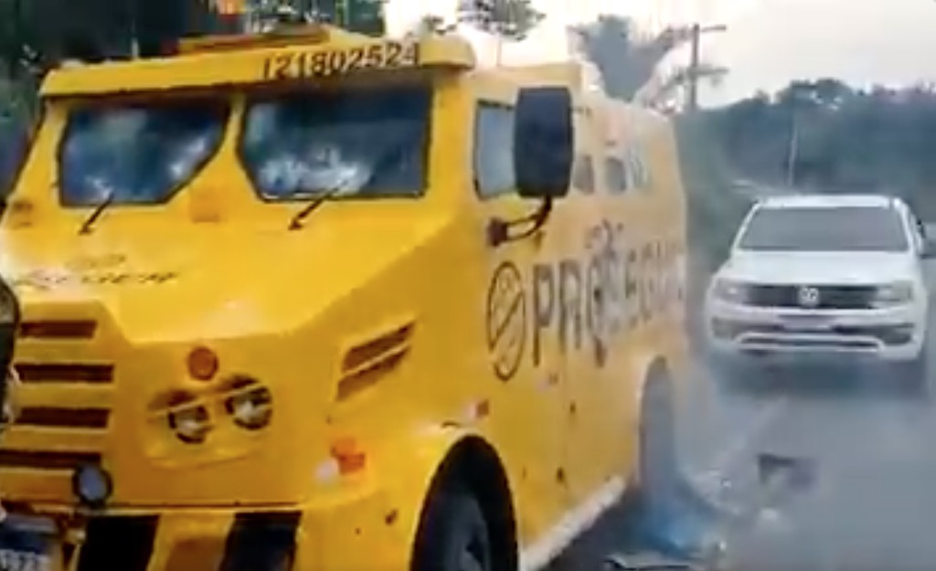 Bandidos atiram e tentam explodir carro-forte na AM-010