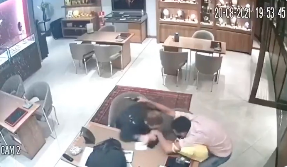 Vídeo mostra momento em que funcionária é baleada em shopping de Fortaleza