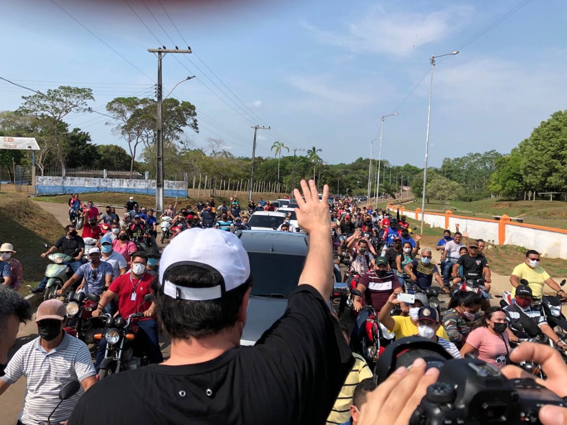 Eduardo Braga é recebido por multidão durante inauguração de obras em Borba