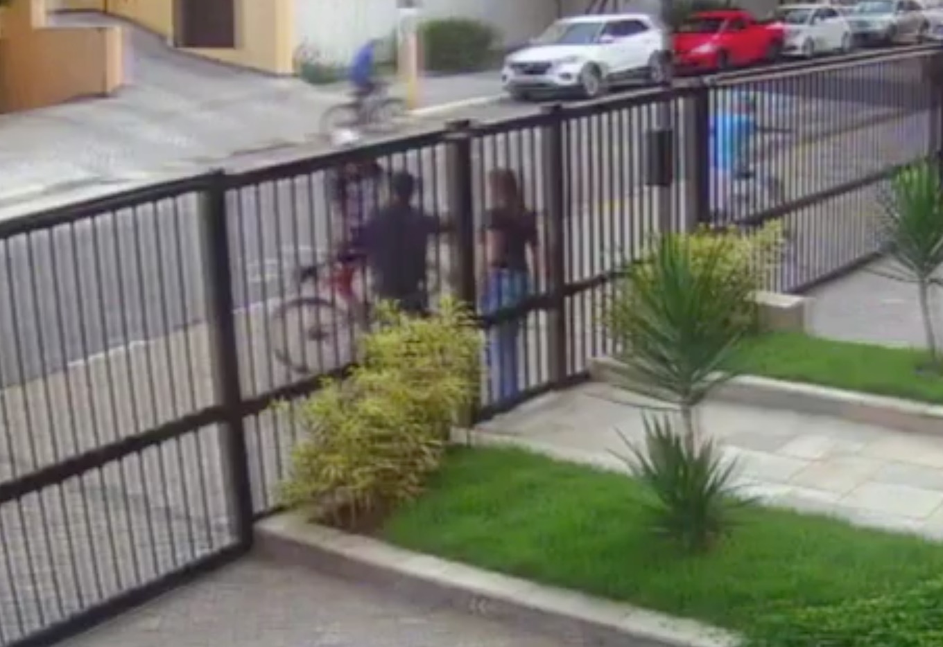 Jovem arremessa celular pelo portão para evitar roubo; vídeo