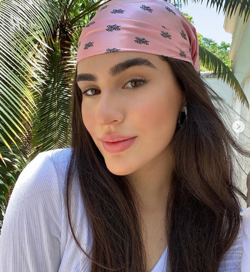 Filha de Renato Aragão, Lívia Aragão surge em clique raro de biquíni