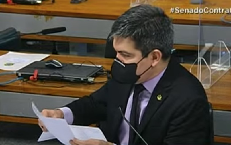 Randolfe confronta ex-diretor da Anvisa e mostra mensagens de suposto esquema