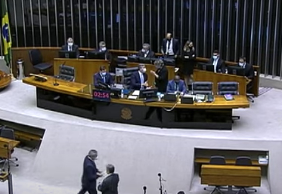 Senadores aprovam dispensa de licitação para insumos contra Covid-19 