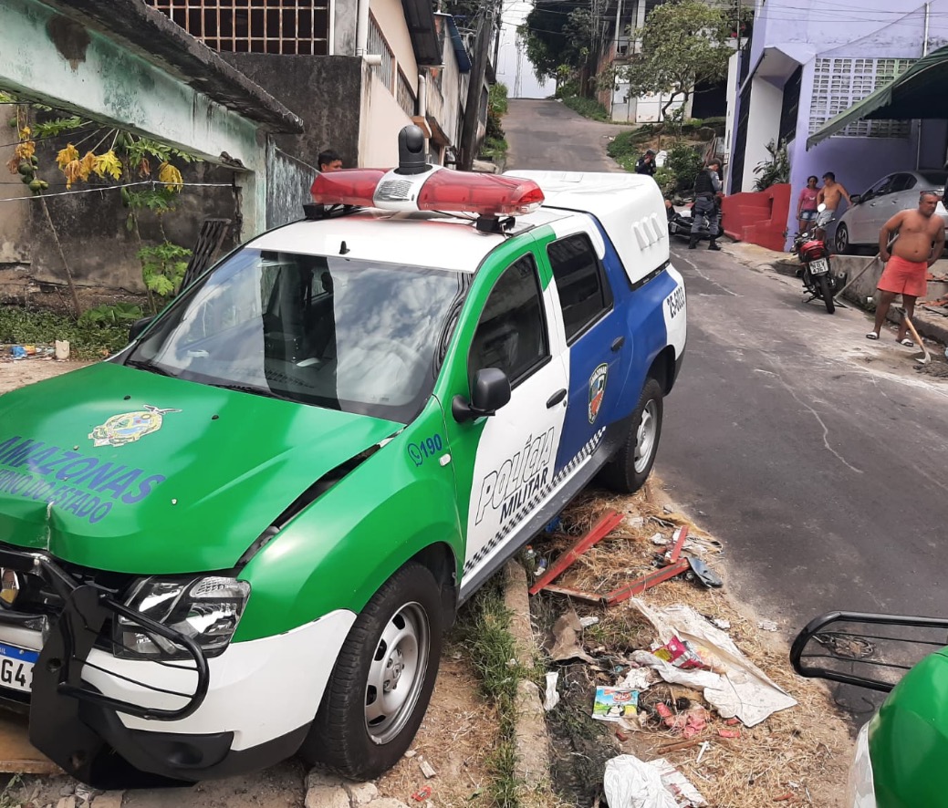 Perseguição policial termina em acidente com viatura em Manaus