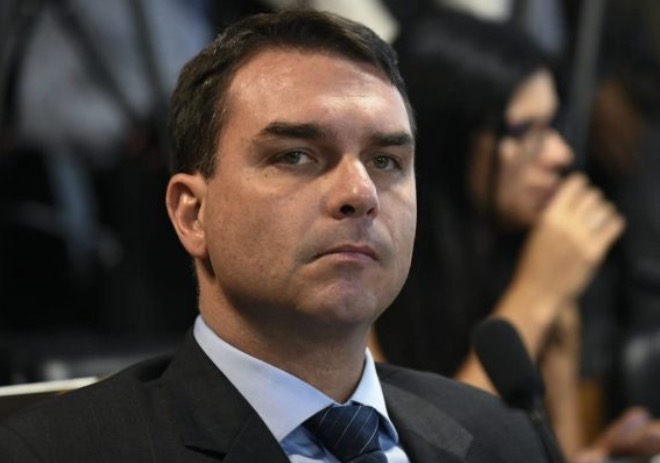Ex-assessor de Flávio Bolsonaro diz que era obrigado a devolver salário, 13º e férias