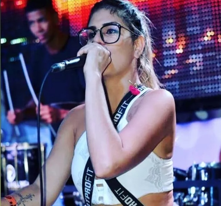 Cantora morre ao ser baleada enquanto andava de moto com namorado 