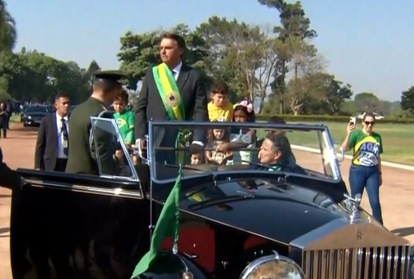Nelson Piquet dirige Rolls Royce em cerimônia com Bolsonaro; Vídeo