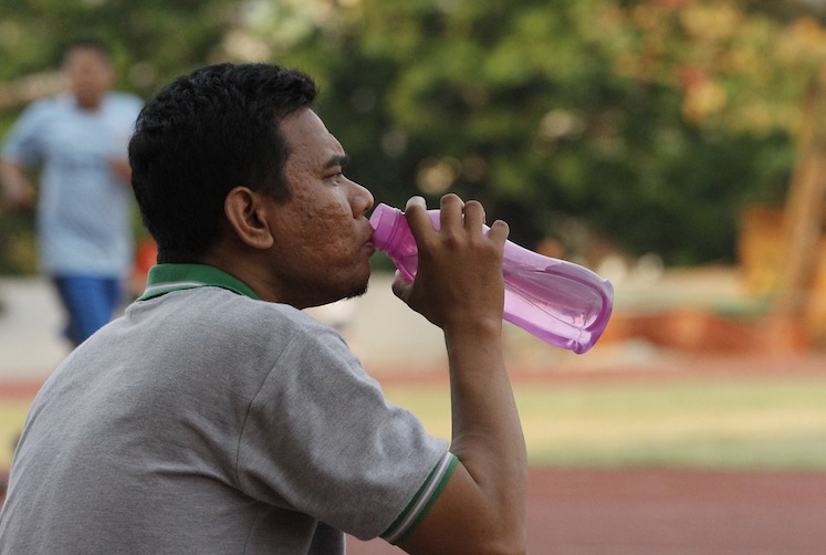 Dias quentes exigem cuidados redobrados com a hidratação