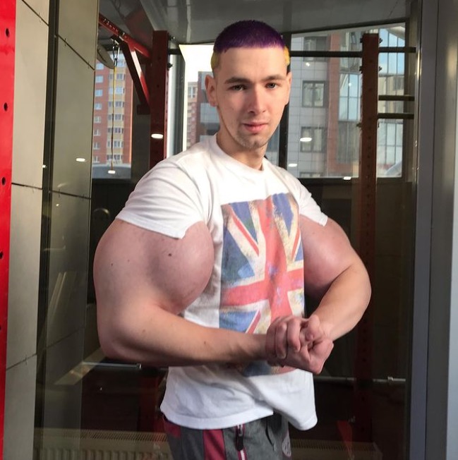 Conhecido como 'Popeye', bíceps de lutador 'explode' durante luta de MMA 