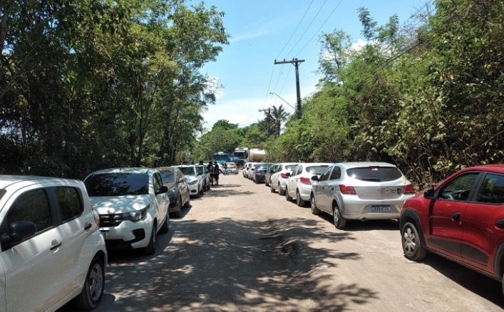 Motoristas de aplicativo em Manaus protestam e fecham rua de refinaria