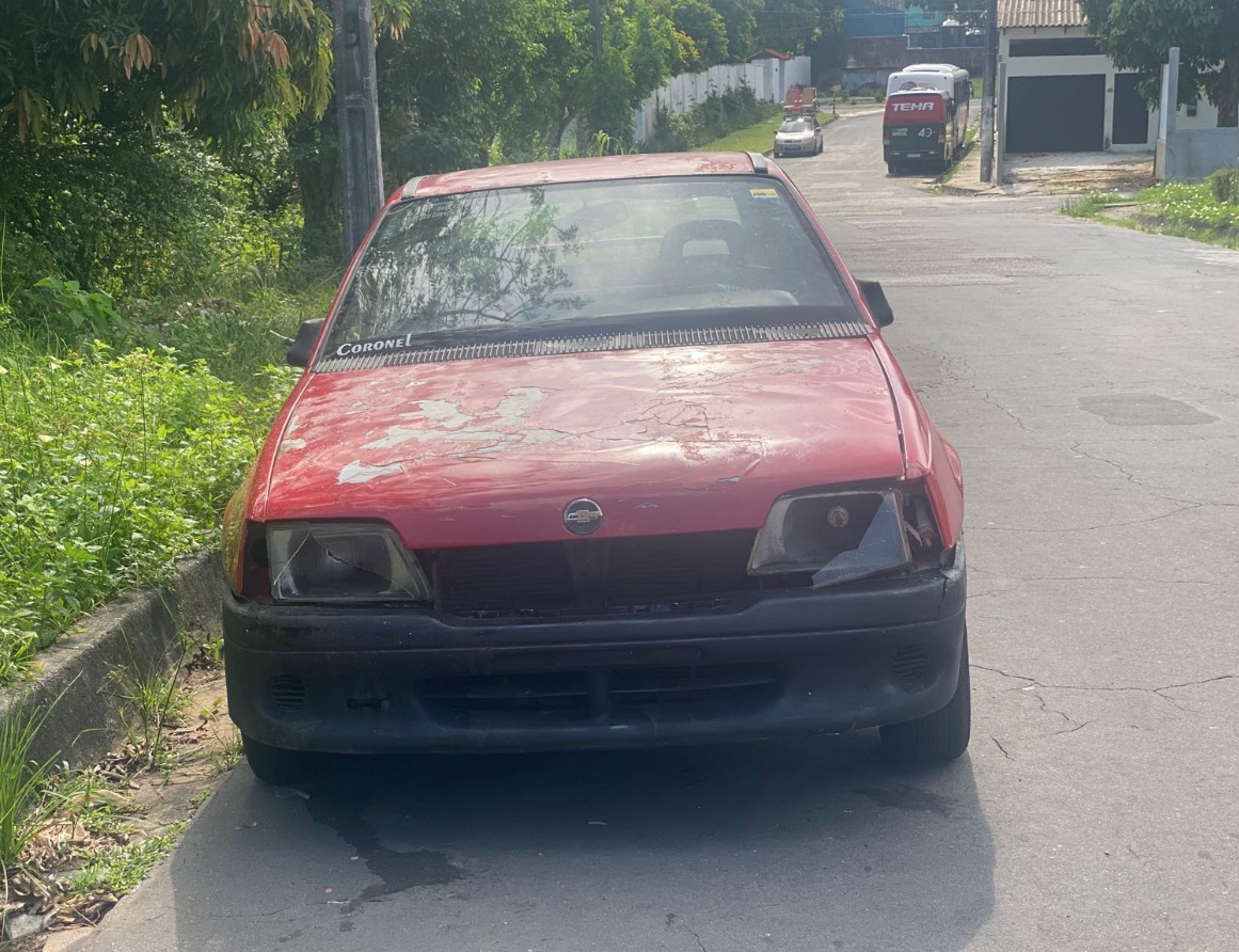 Recém-nascido é encontrado abandonado dentro de carro em rua de Manaus
