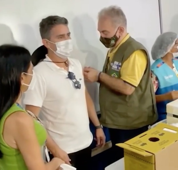 Prefeito de Manaus é vacinado com a 2ª dose por ministro Marcelo Queiroga 
