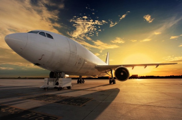 Mulheres são detidas por gritar com crianças dentro de avião