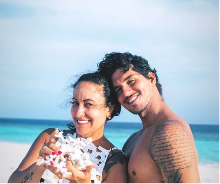 Mãe de Gabriel Medina comemora tricampeonato do filho após brigas
