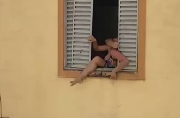 Vídeo: Grávida tenta se jogar de prédio para fugir de agressões do marido 