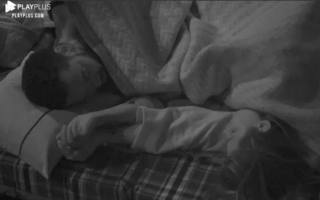 A Fazenda 13: Dayane retribui carinho e divide cobertor com Nego do Borel