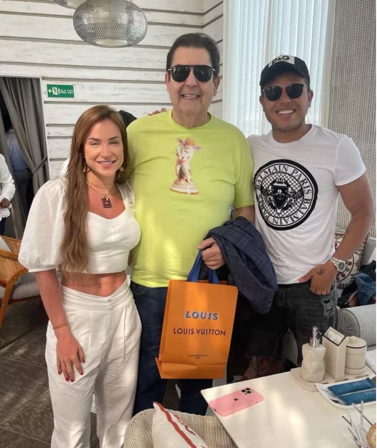 Faustão ressurge em clique raro em Dubai ao ser tietado por Gabi e Tierry 