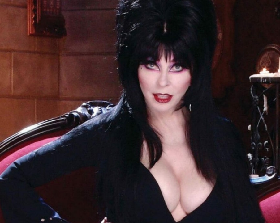 Atriz de Elvira, Cassandra Peterson revela ser casada com mulher há 19 anos