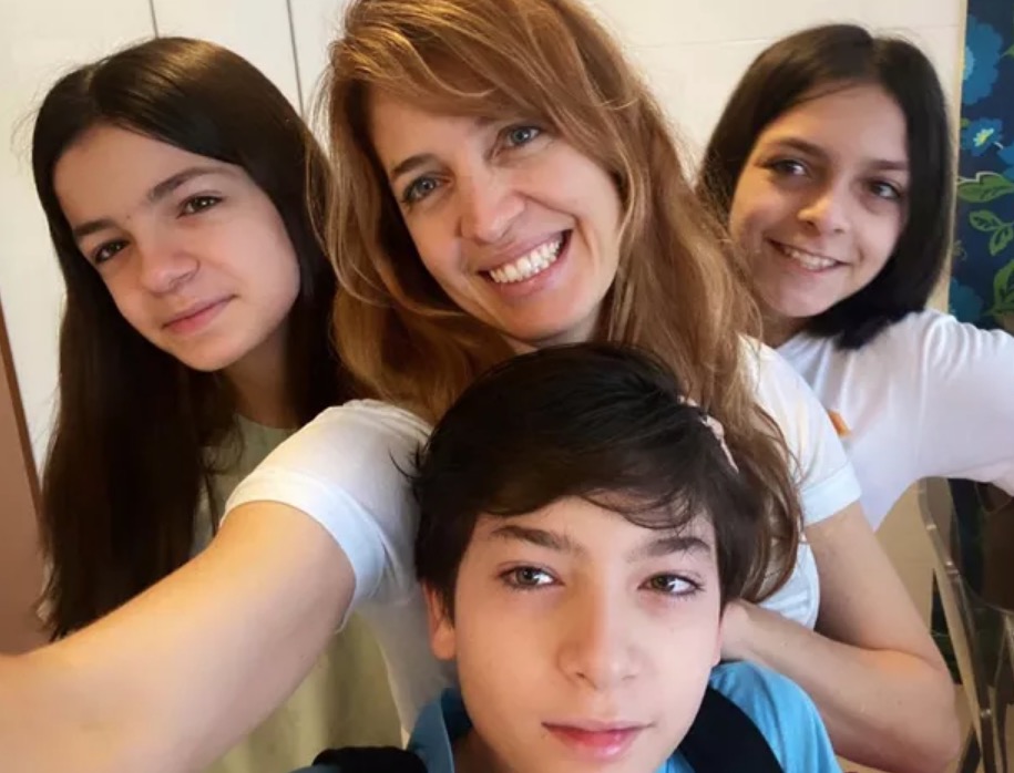 Poliana Abritta posta foto rara com filhos trigêmeos após tomarem vacina