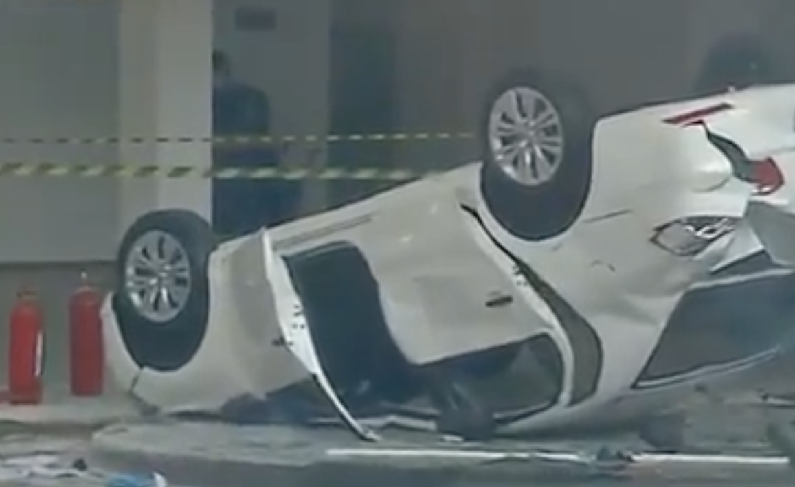 Carro despenca de 2° andar de concessionária e atinge duas mulheres; Vídeo