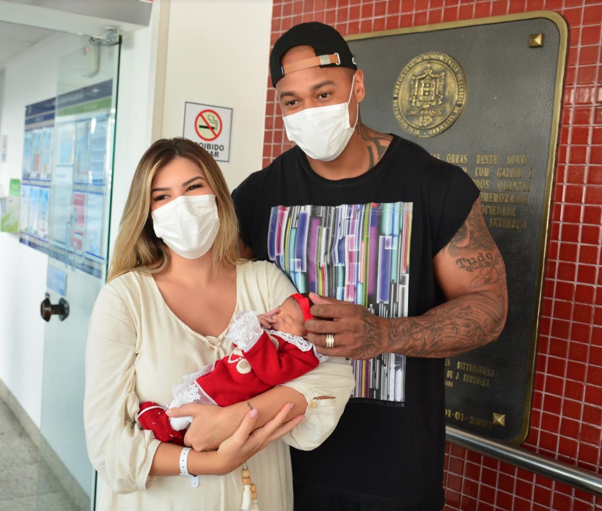 Lorena Improta e Leo Santana deixam maternidade com a filha, Liz; veja foto