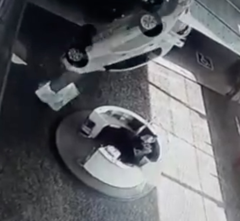 Chocante! Vídeo mostra momento que carro despenca e 'esmaga' funcionárias 