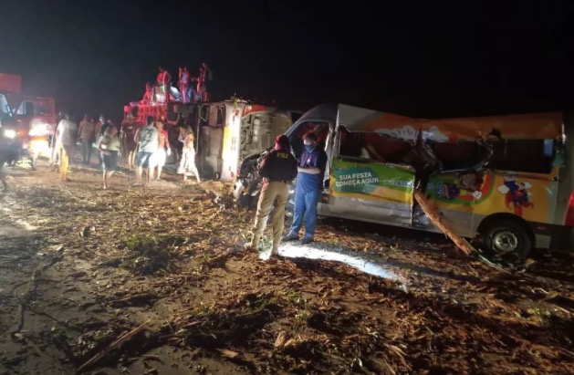 Acidente entre ônibus, van e caminhão deixa 12 mortos na Bahia 