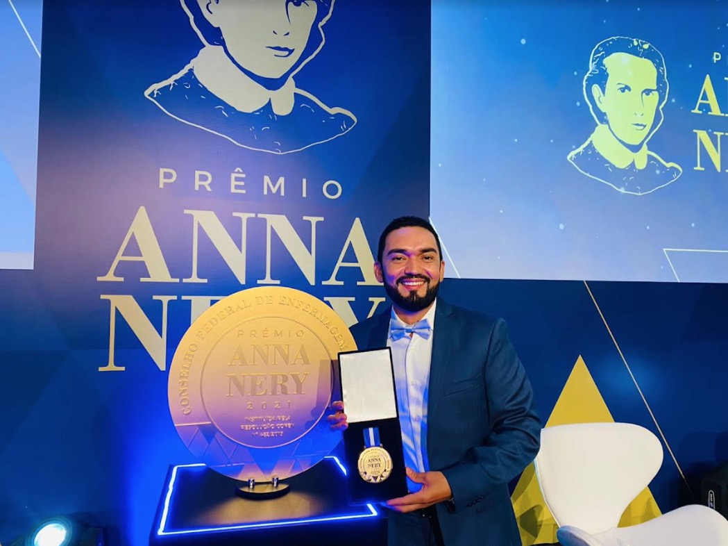 Enfermeiro que acalmou paciente com Down é premiado