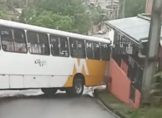 Ônibus fica atravessado em ladeira e bloqueia trânsito em Manaus; Vídeo