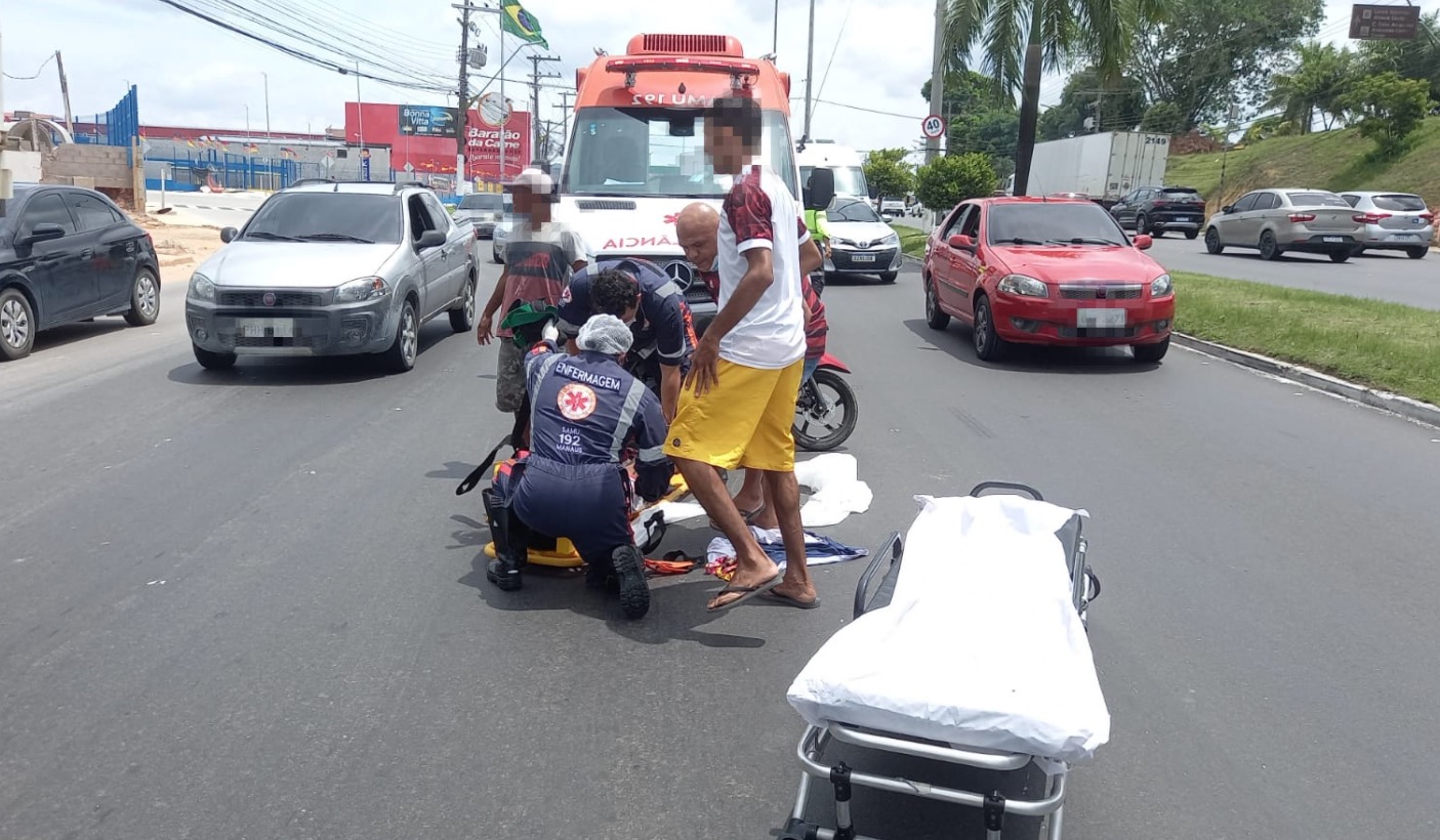 Motorista de carro foge sem socorrer motociclista após acidente em Manaus