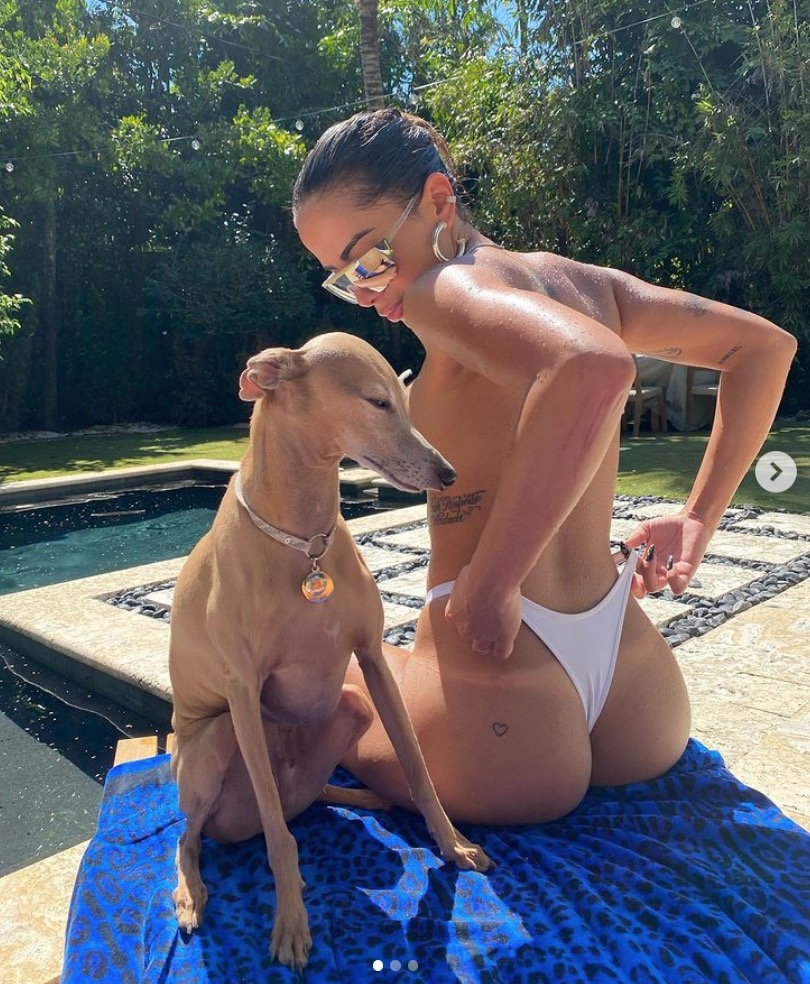 Molhadinha, Anitta posa de topless em dia de piscina 