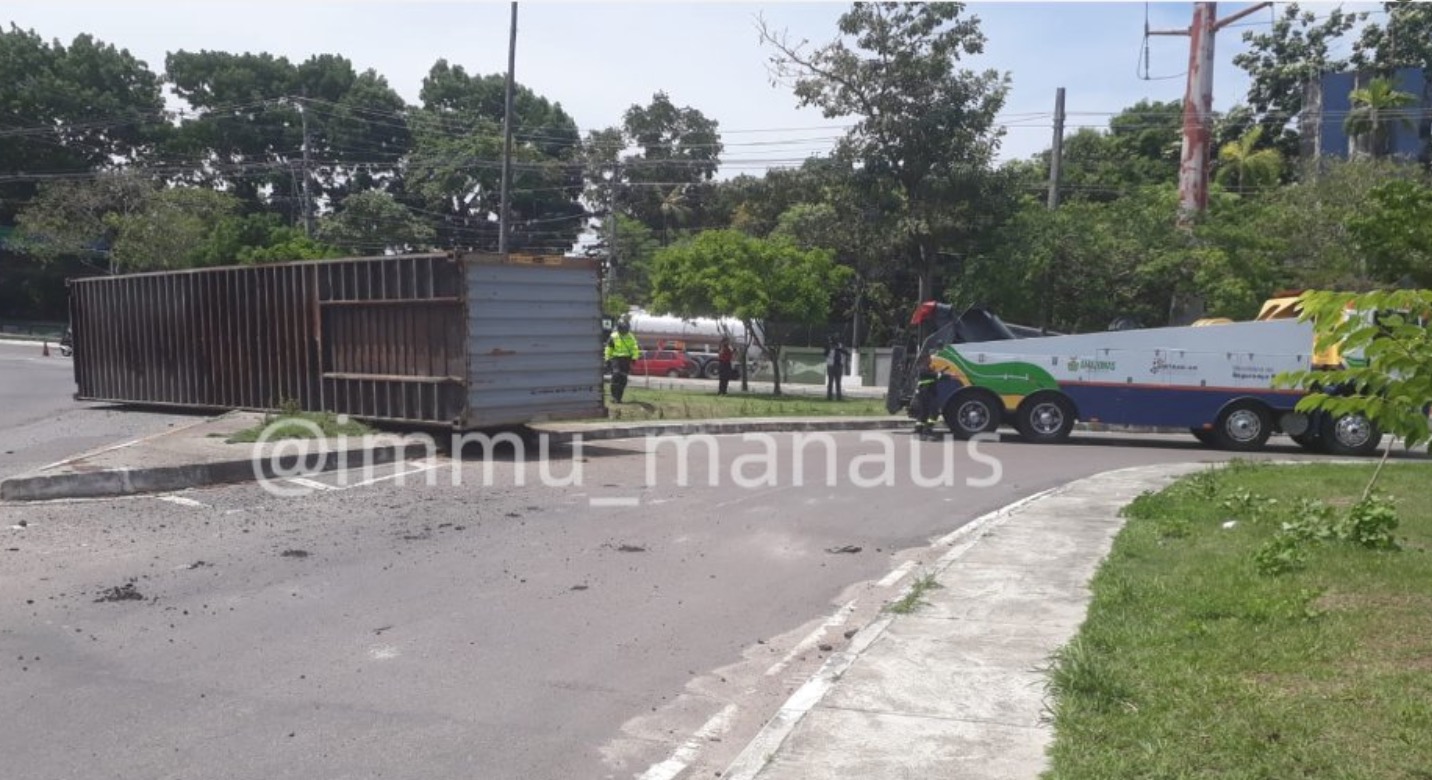Trânsito na avenida Amine Lindoso é liberado após tombamento de caminhão