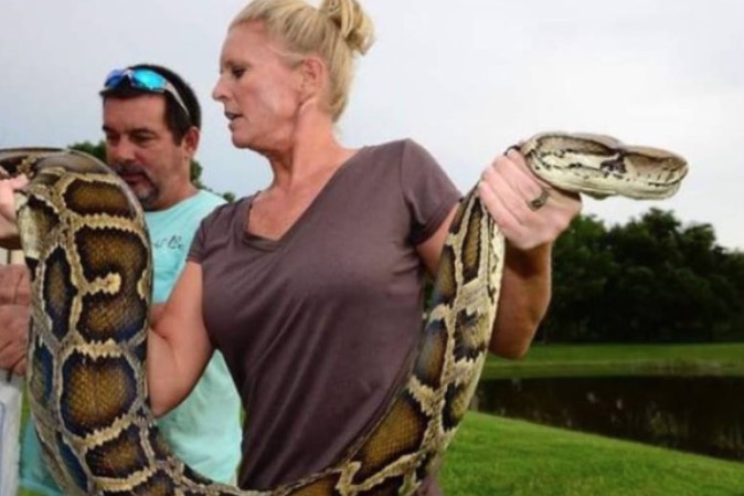 Caçadora tem mão dilacerada por Píton gigante; veja fotos