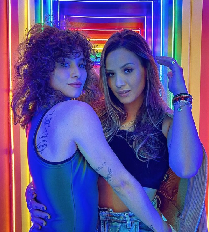 Laryssa Ayres assume namoro com influencer Thaís Ribeiro