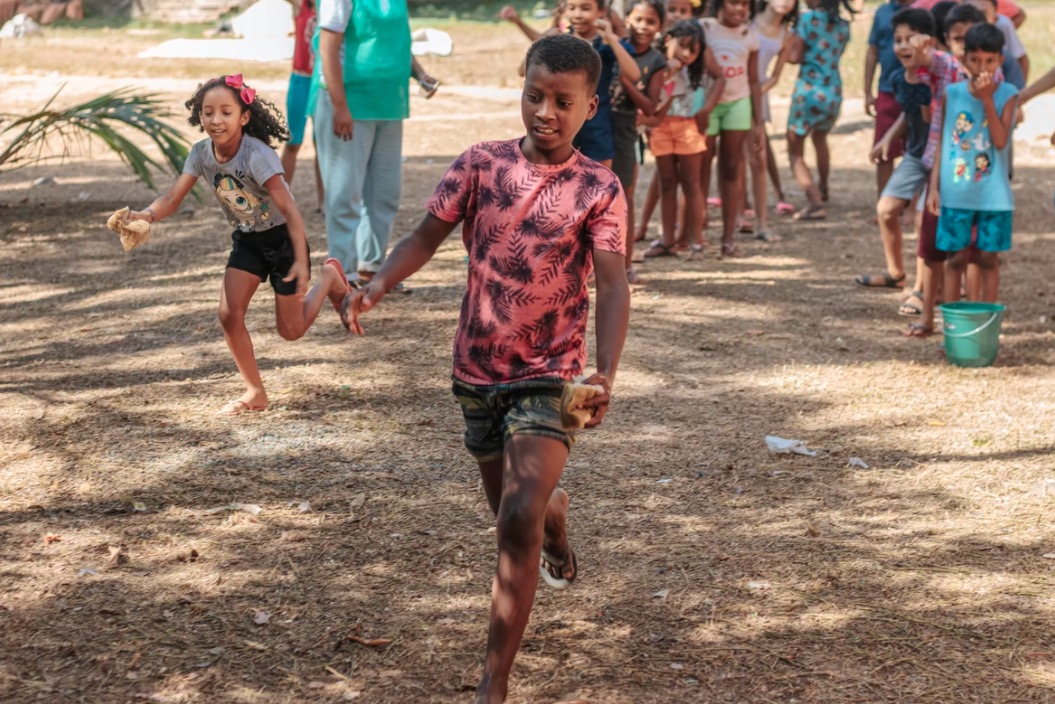 7 brincadeiras antigas que ajudam no desenvolvimento da criança