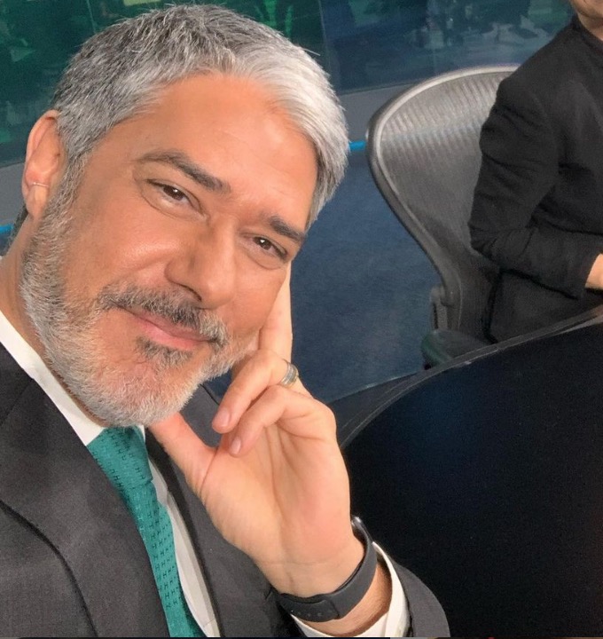 William Bonner solta a voz em noite de karaokê e surpreende; vídeo